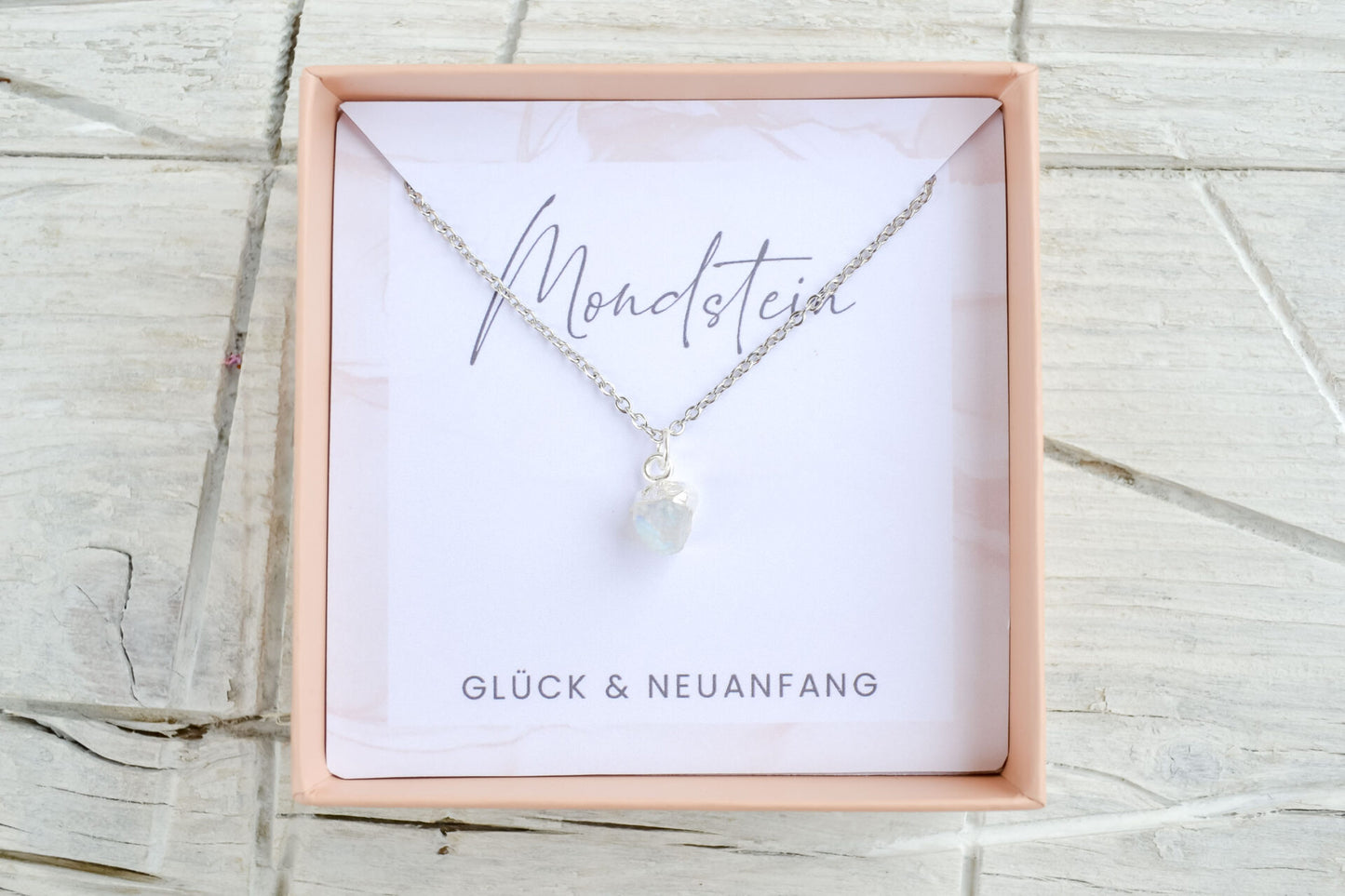 Kette mit Mondstein-Anhänger
