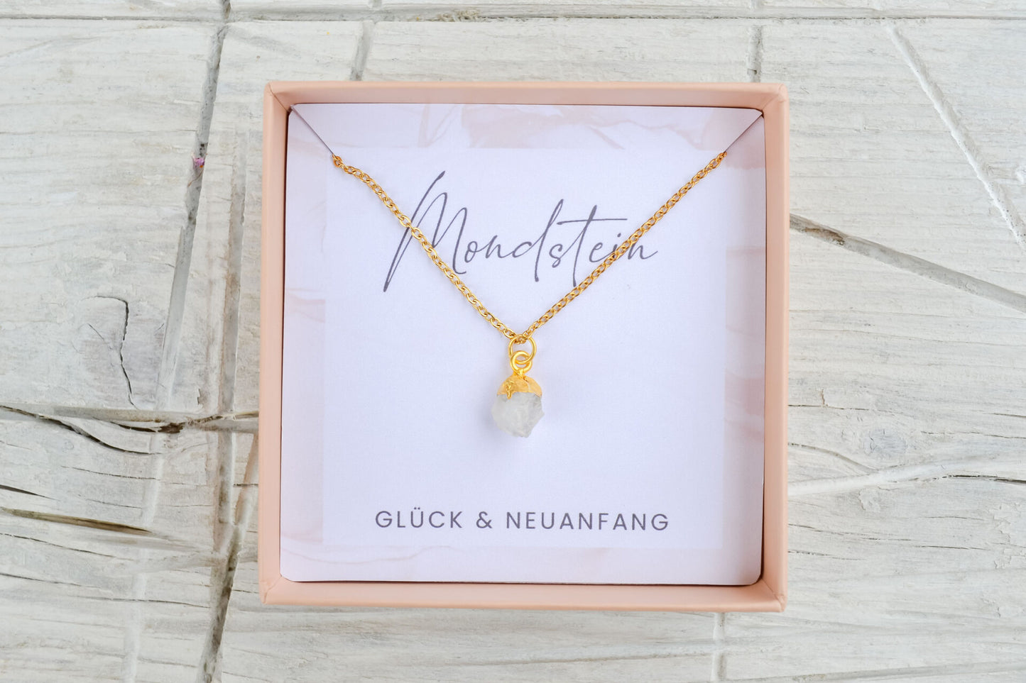 Kette mit Mondstein-Anhänger