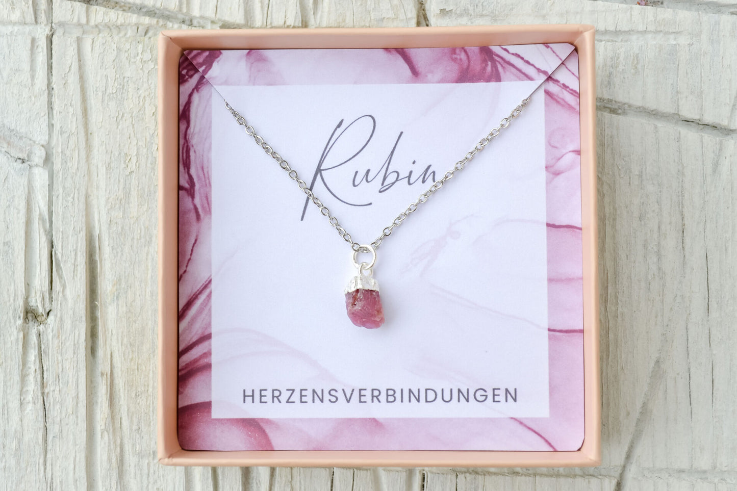 Halskette mit Rubin Anhänger