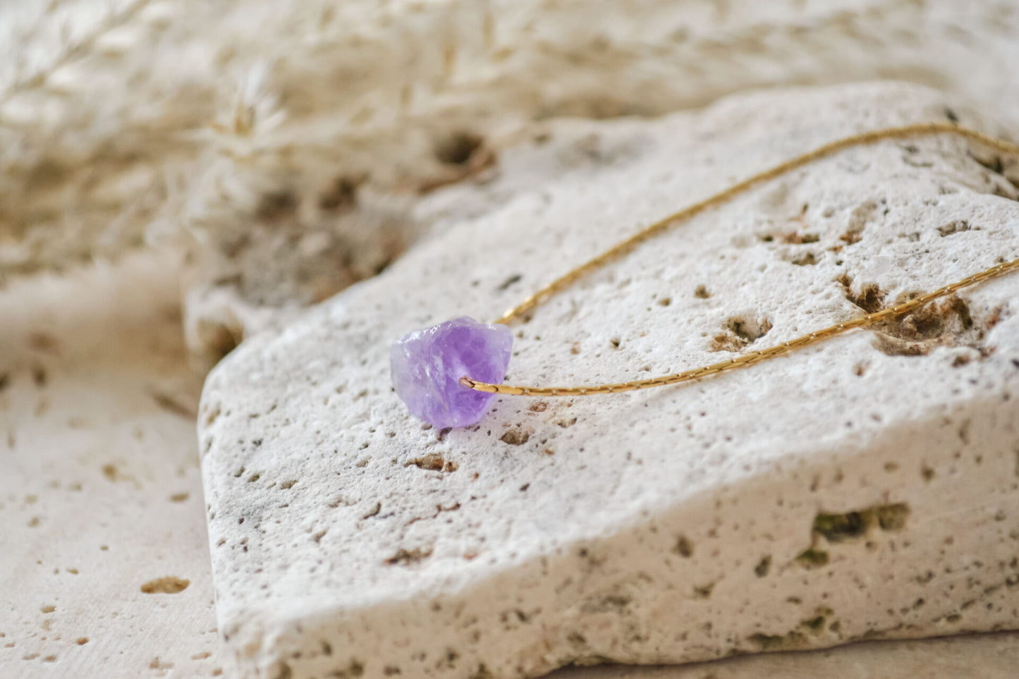 Zierliche Rohkristall-Halskette mit Amethyst