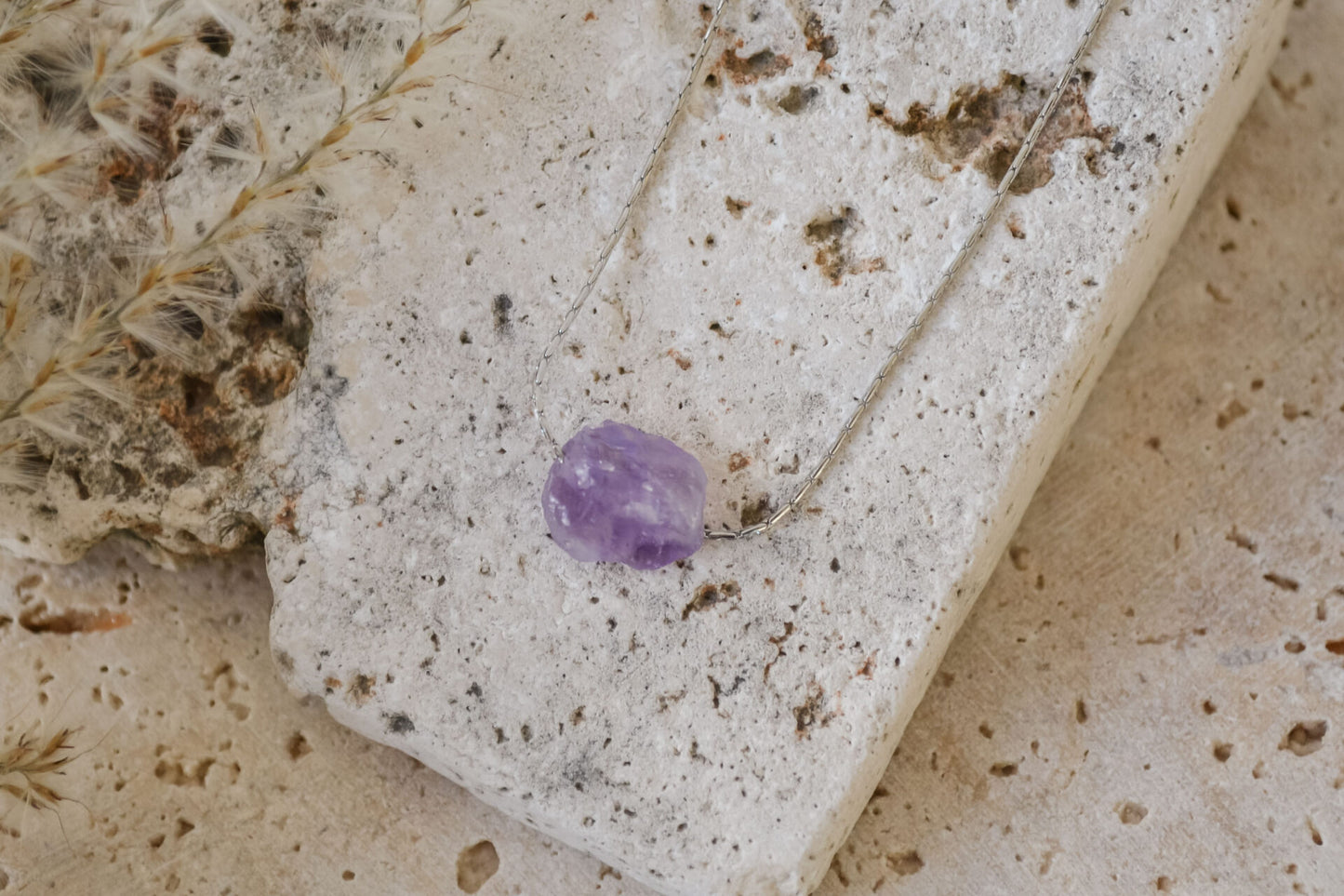 Zierliche Rohkristall-Halskette mit Amethyst