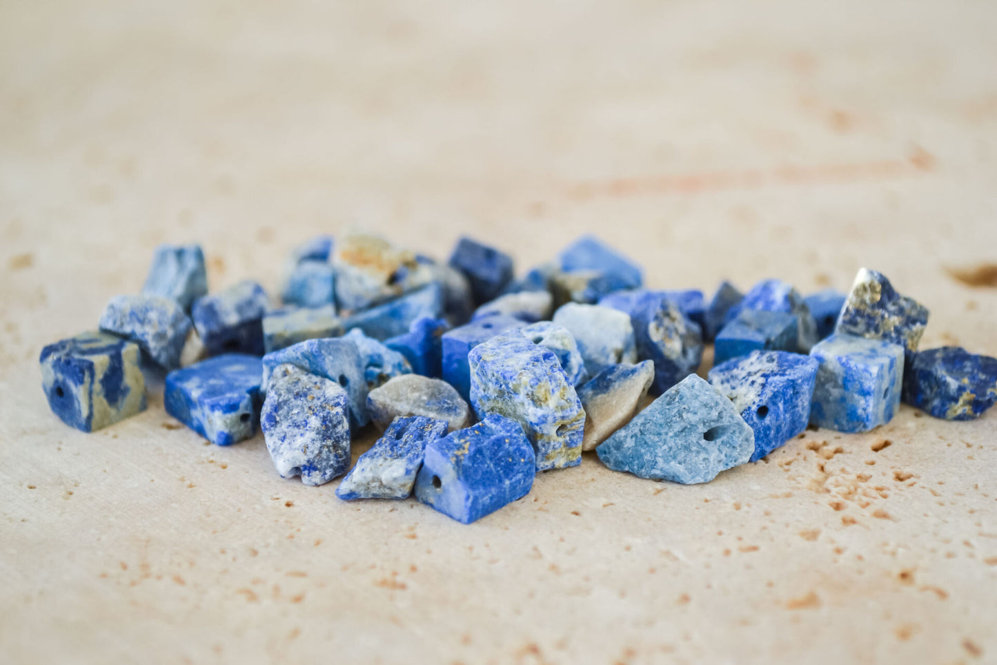 Zierliche Rohkristall-Halskette mit Lapislazuli