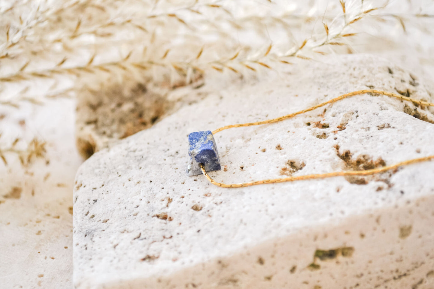 Zierliche Rohkristall-Halskette mit Lapislazuli