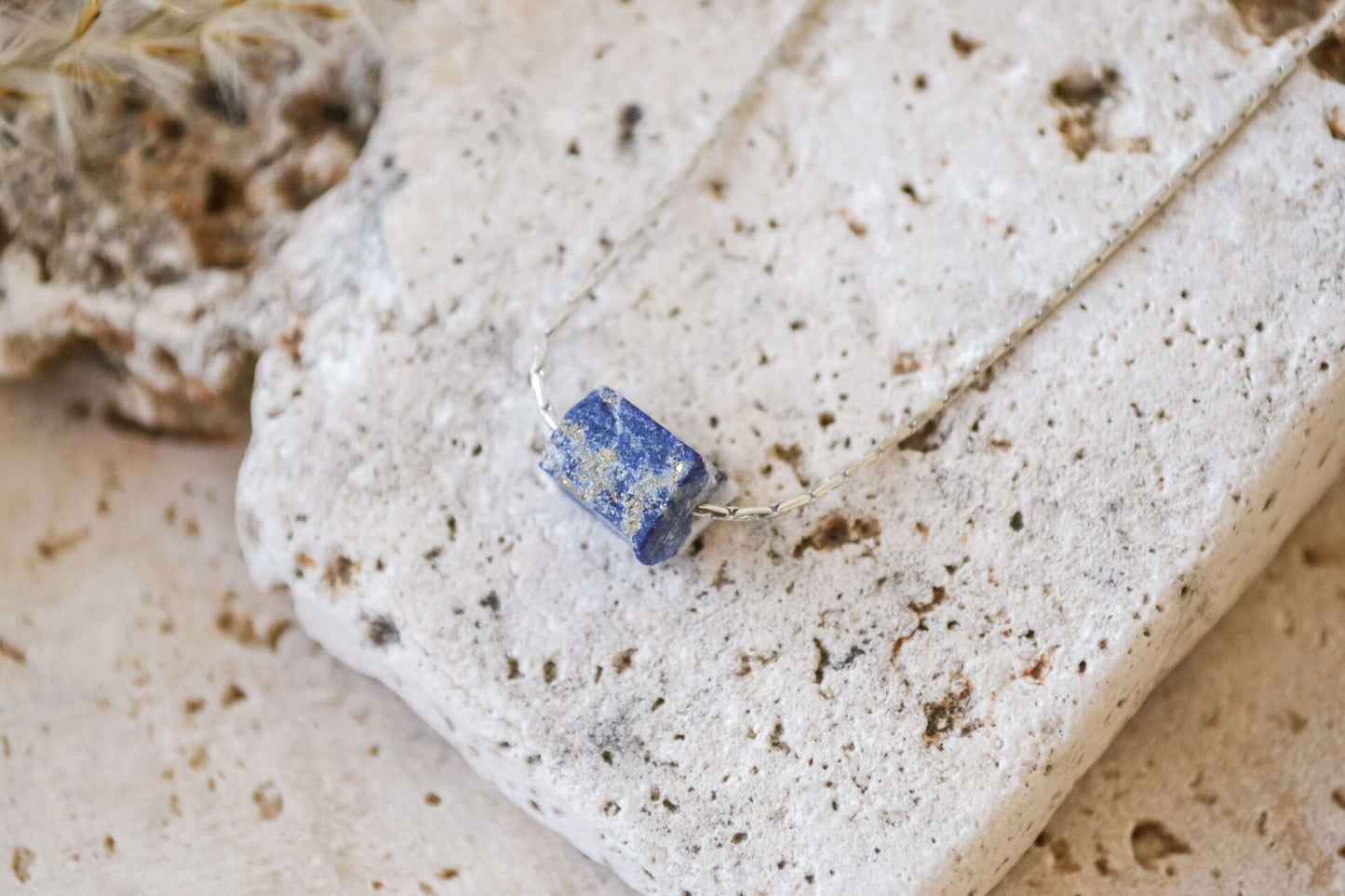 Zierliche Rohkristall-Halskette mit Lapislazuli