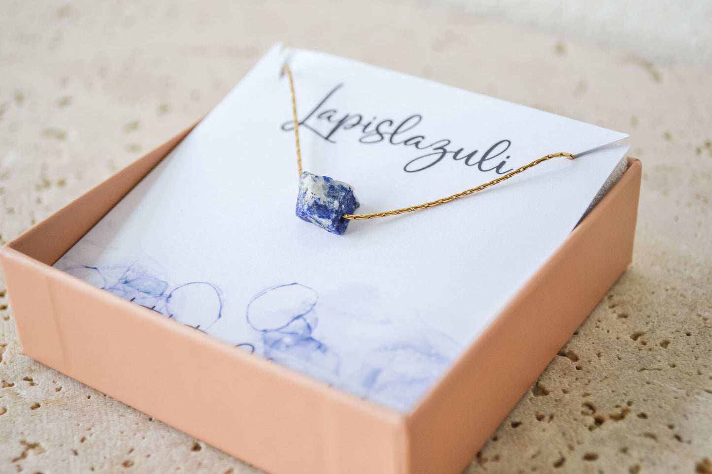 Zierliche Rohkristall-Halskette mit Lapislazuli