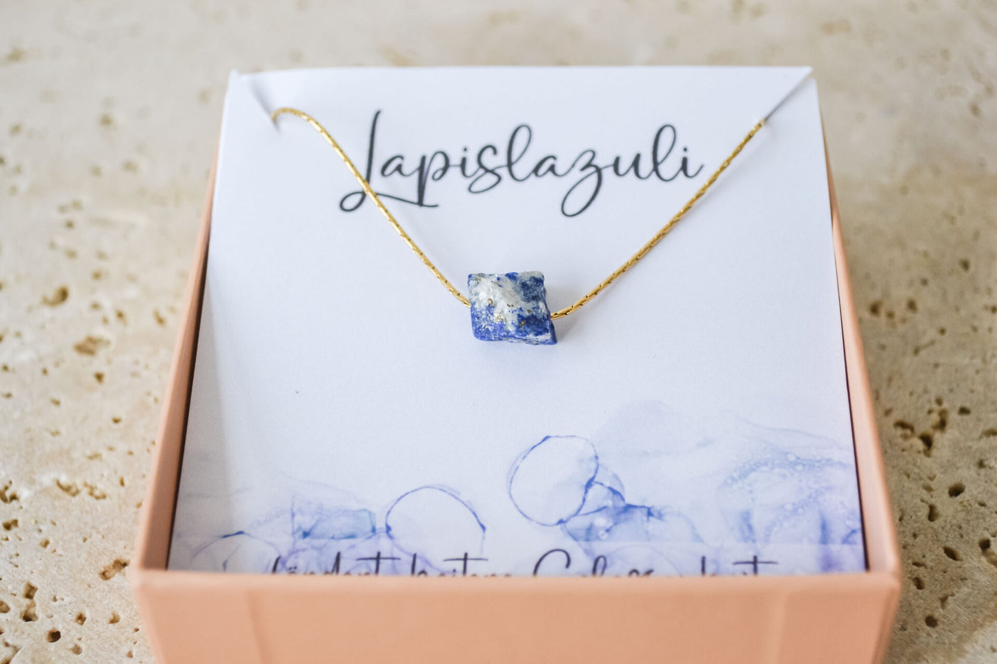 Zierliche Rohkristall-Halskette mit Lapislazuli