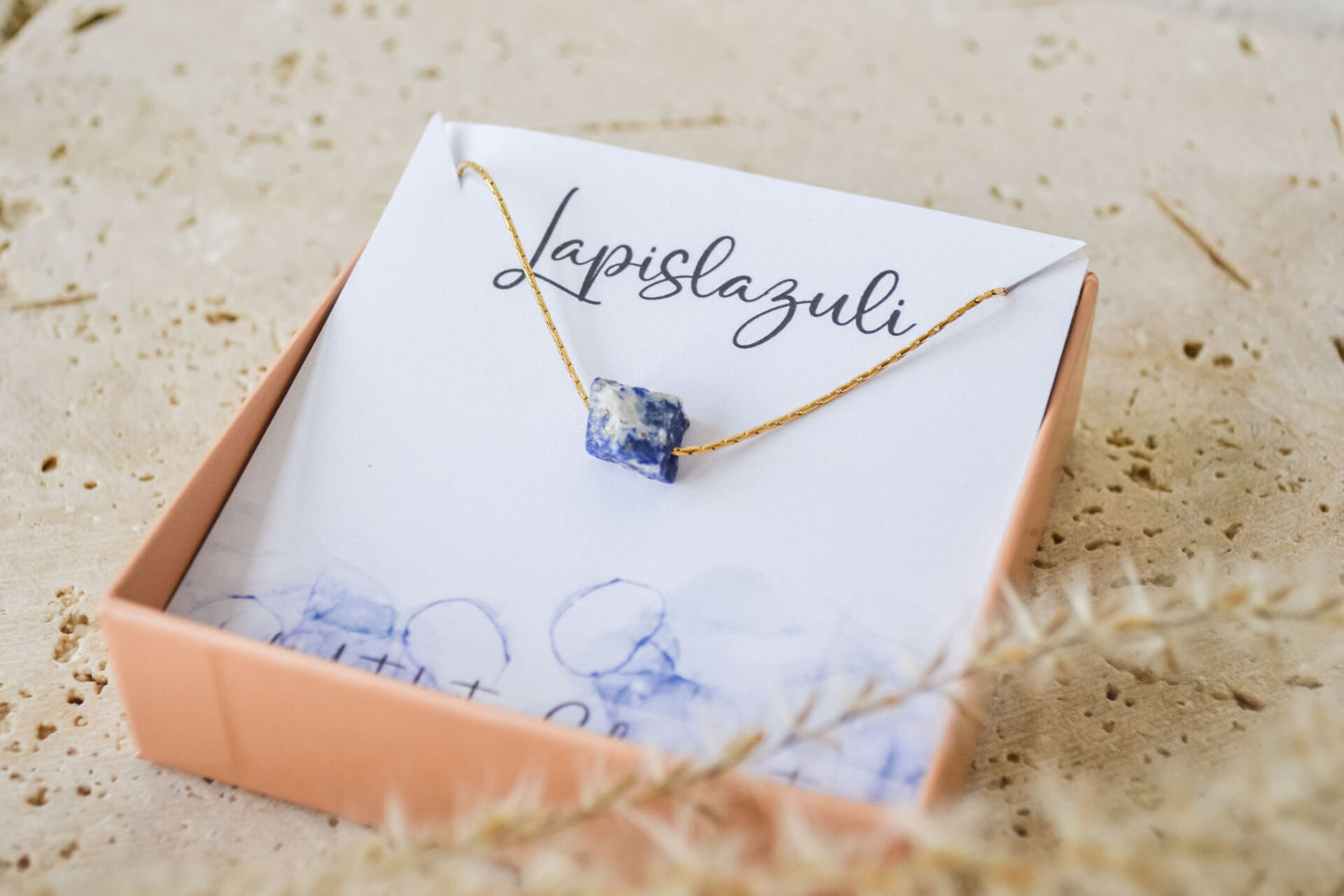 Zierliche Rohkristall-Halskette mit Lapislazuli